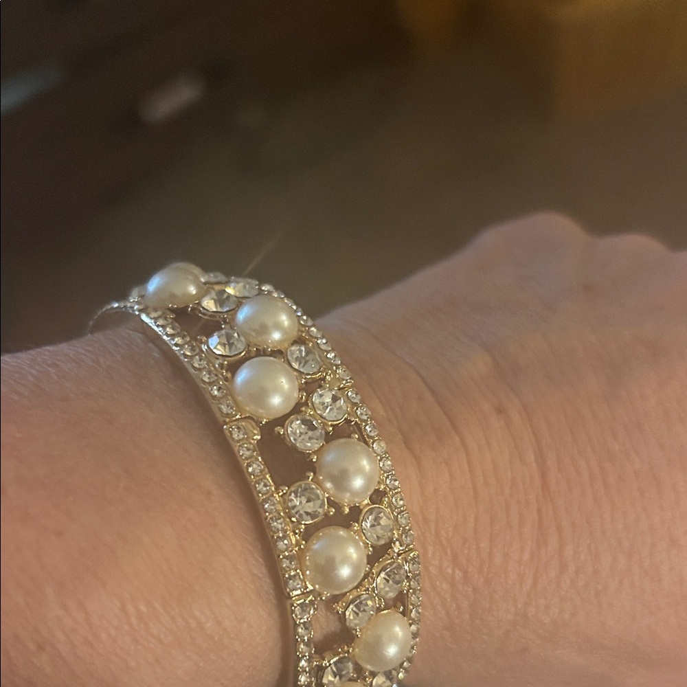 Lustrous Pearl and Crystal Bracelet